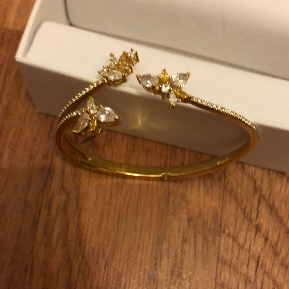 I’m selling Brecellet Swarovski